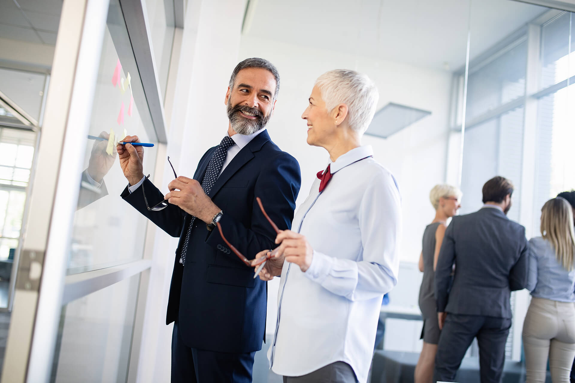 portrait-of-happy-business-people-discussing-toget-3EGU2XM.jpg